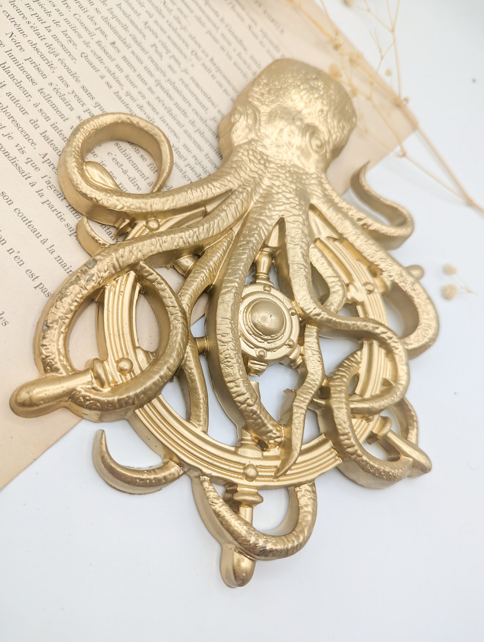 Gouvernail pirate décoratif avec pieuvre dorée pour ambiance marine et mystérieuse