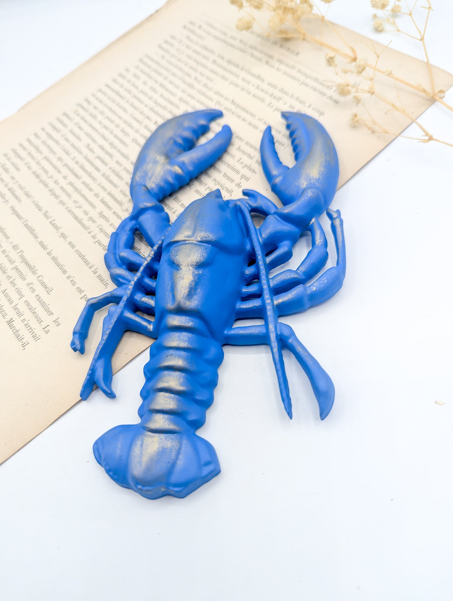 Homard bleu décoratif mural style cabinet de curiosités marin et vintage
