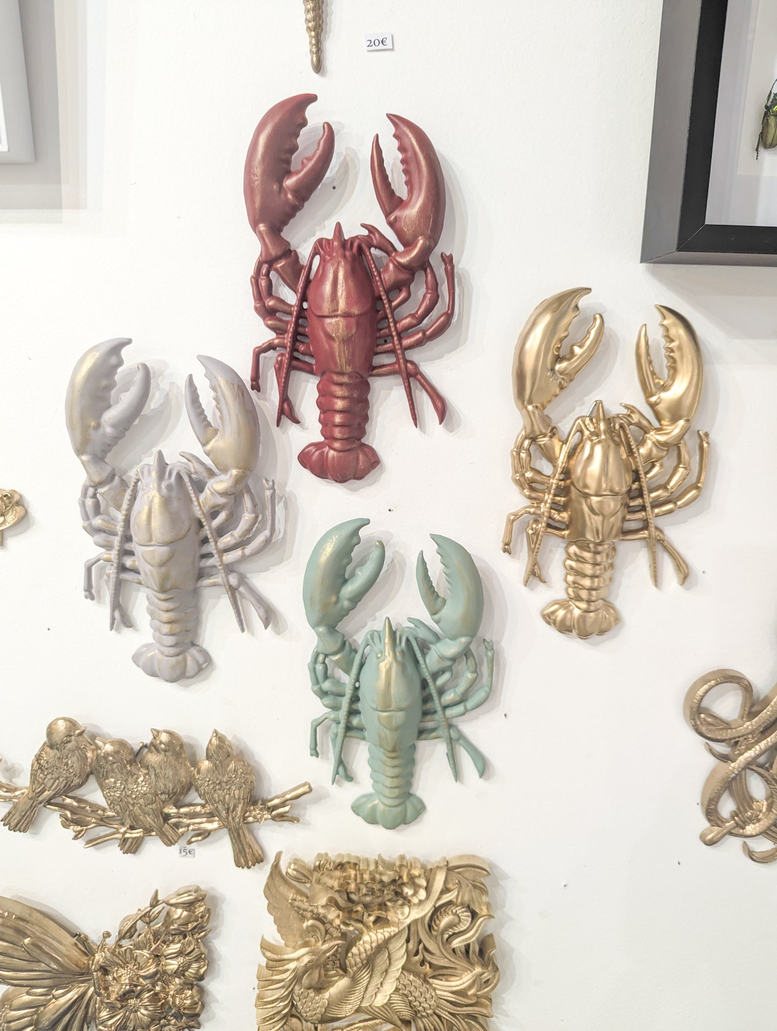 Homard rouge décoratif mis en scène dans un salon bord de mer avec décoration maritime vintage