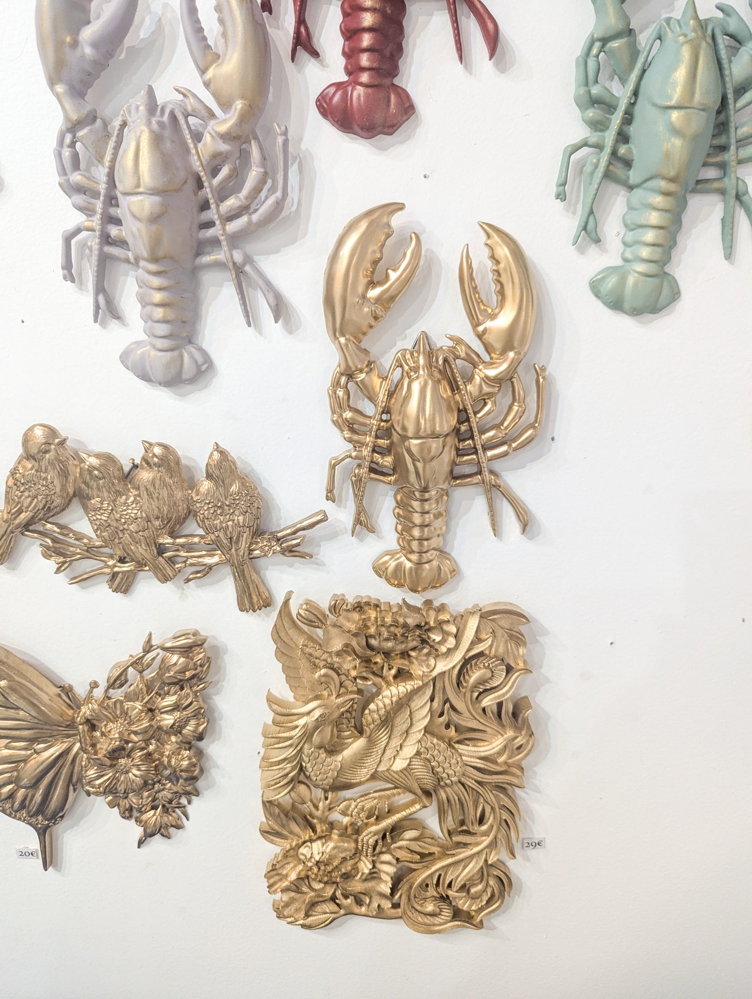Homard doré décoratif accompagné de coquillages et filet de pêche style bord de mer