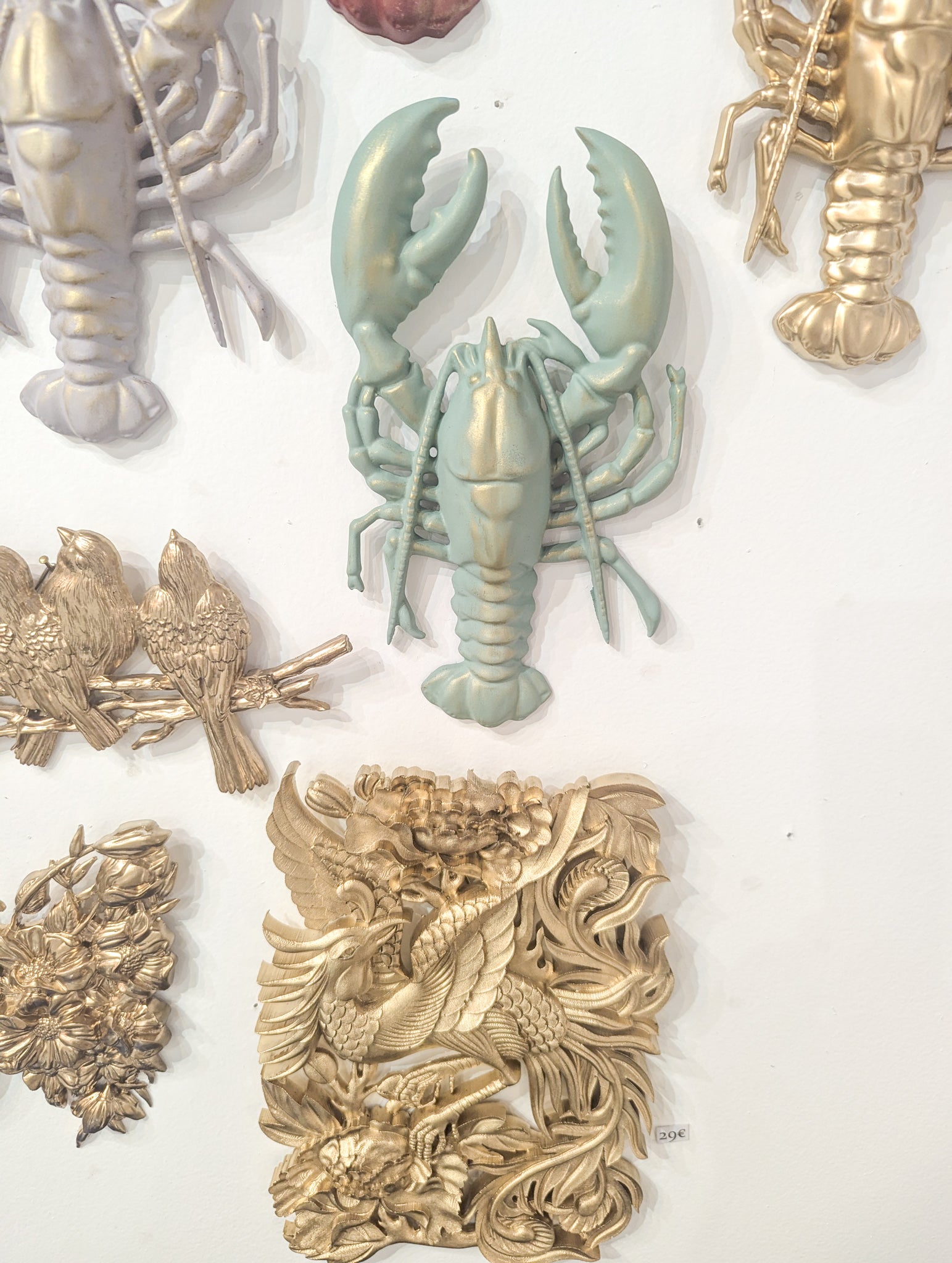 Décoration murale homard rouge dans une ambiance cabinet de curiosités marin et bohème
