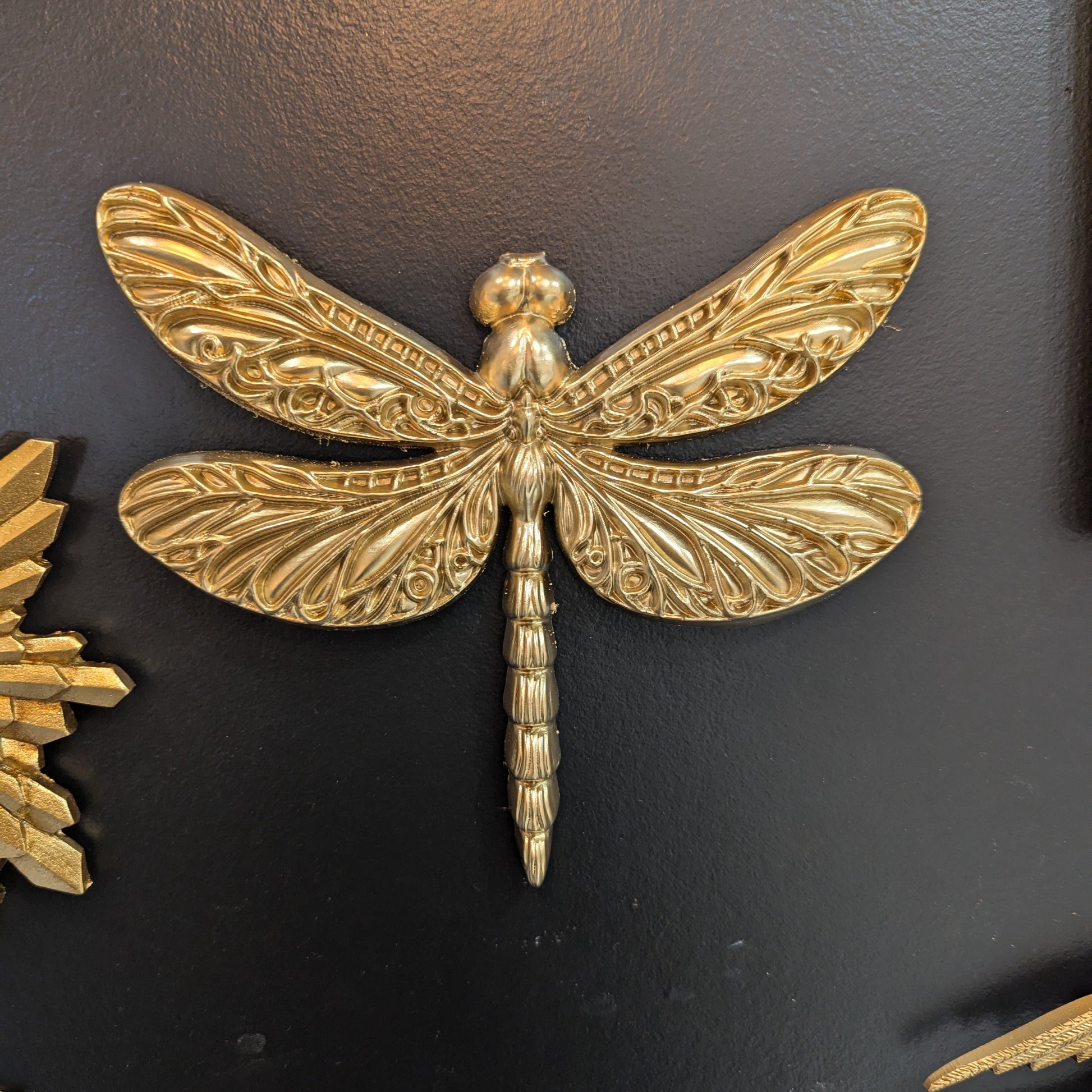 Libellule murale dorée style art nouveau décoration élégante