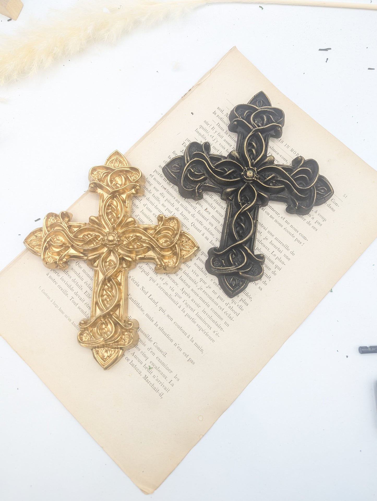 Lot de deux decorations murale croix ex voto baroque 