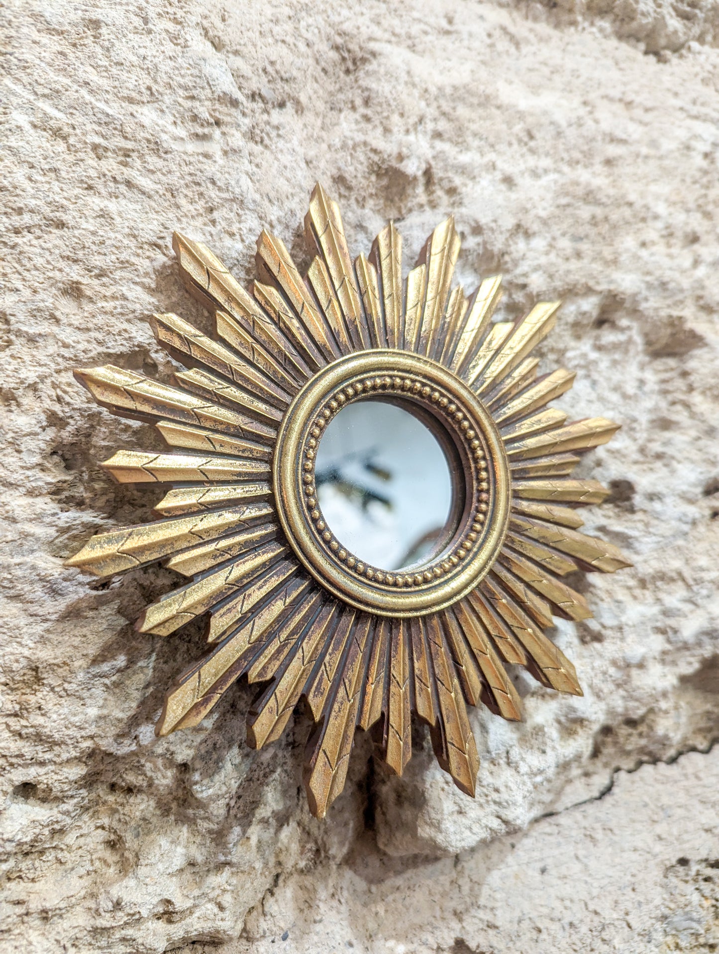 Décoration murale miroir ex-voto doré au style baroque et vintage élégant