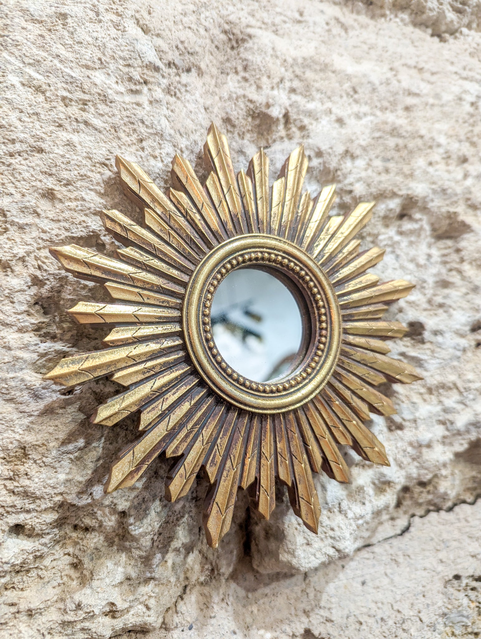 Décoration murale miroir ex-voto doré au style baroque et vintage élégant