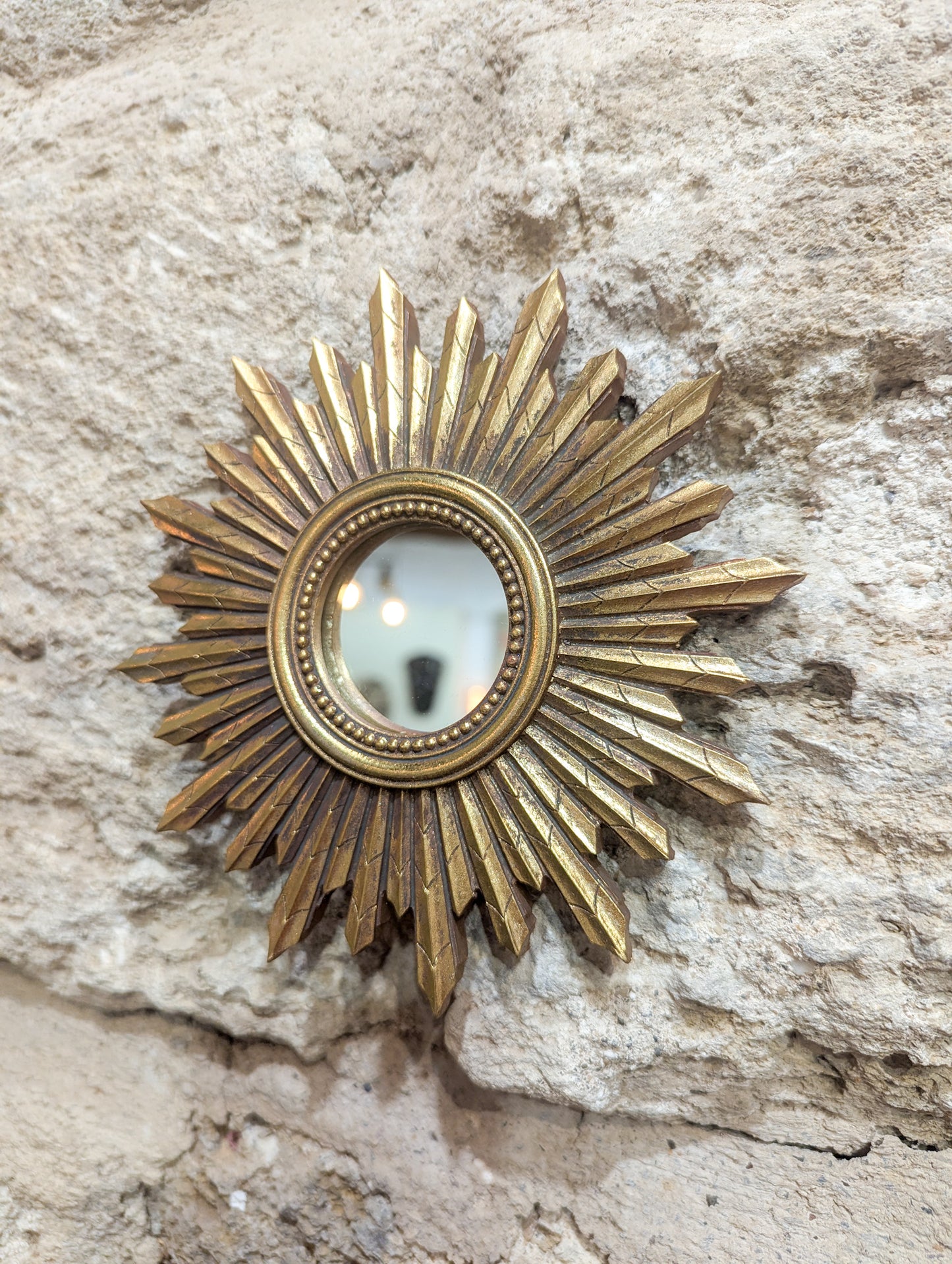 Miroir rond soleil décoratif doré pour intérieur rétro chic et cabinet de curiosités