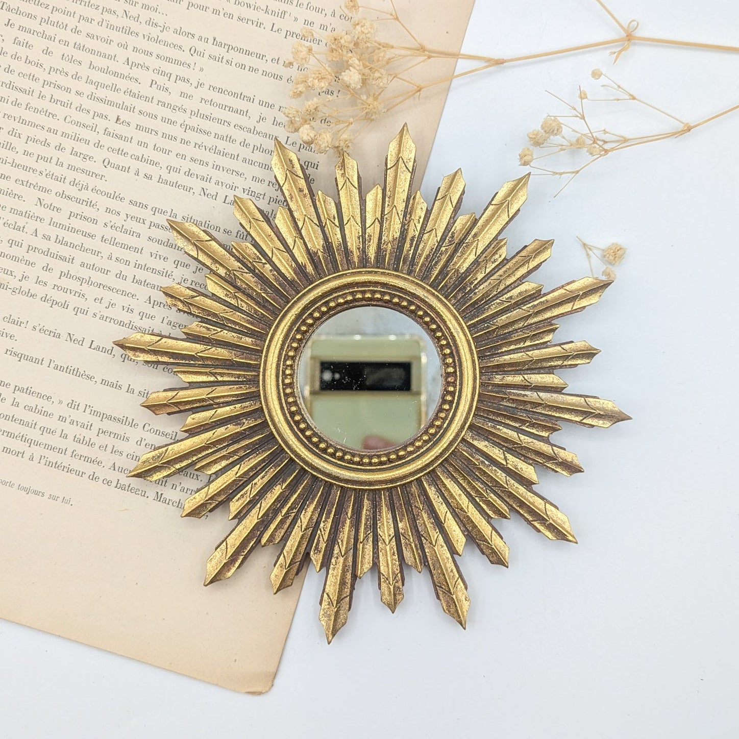 Miroir rond soleil ex-voto doré en décoration murale vintage style cabinet de curiosités