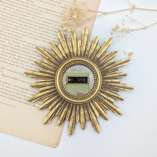 Miroir rond soleil ex-voto doré en décoration murale vintage style cabinet de curiosités