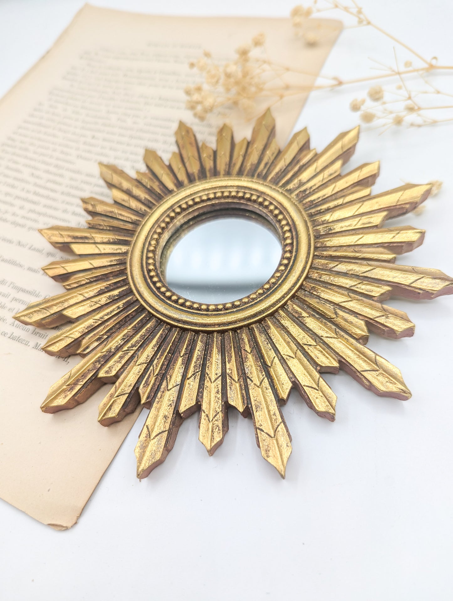 Miroir soleil doré inspiration rétro vintage et cabinet de curiosités romantique