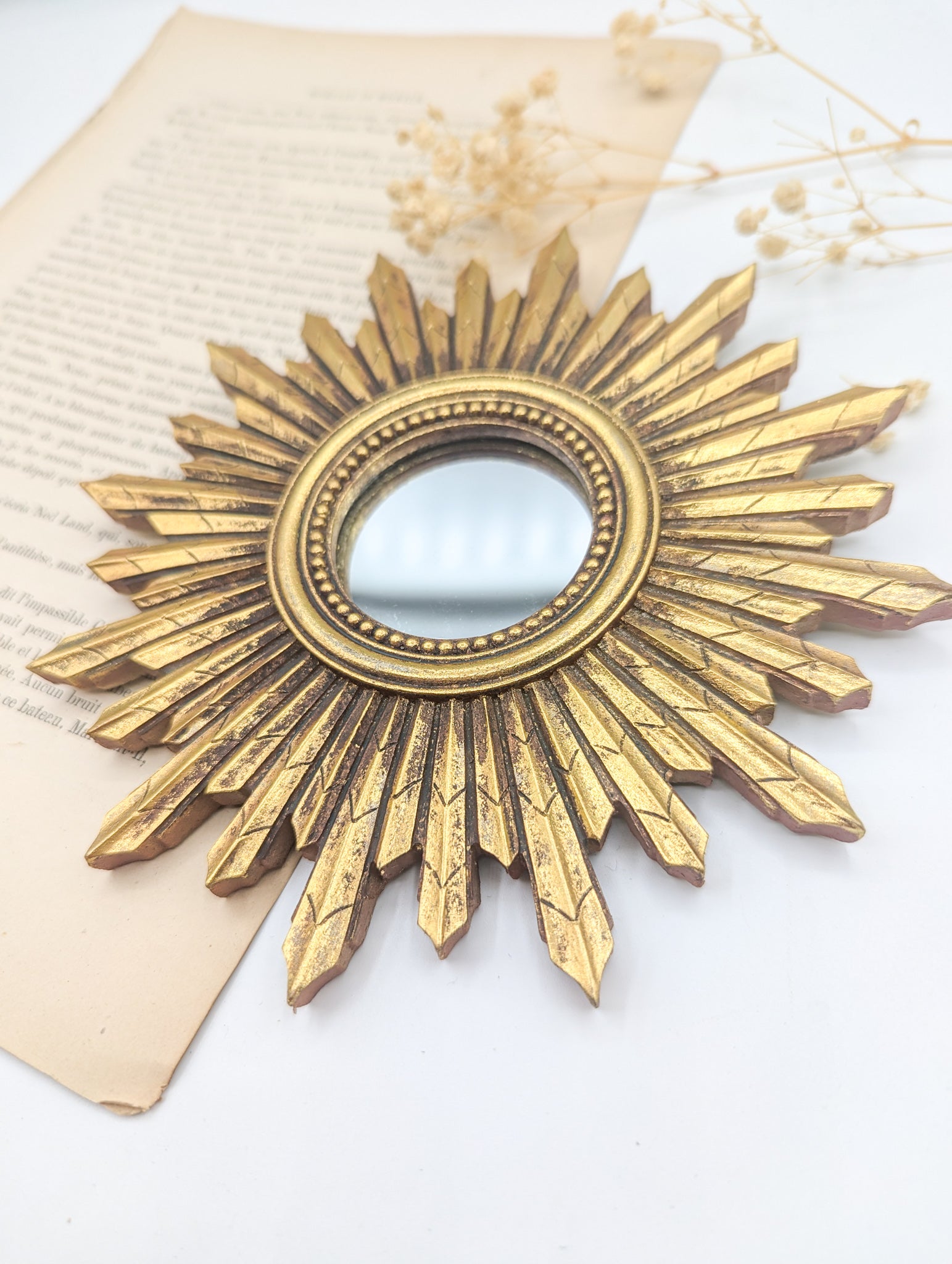 Miroir soleil doré inspiration rétro vintage et cabinet de curiosités romantique
