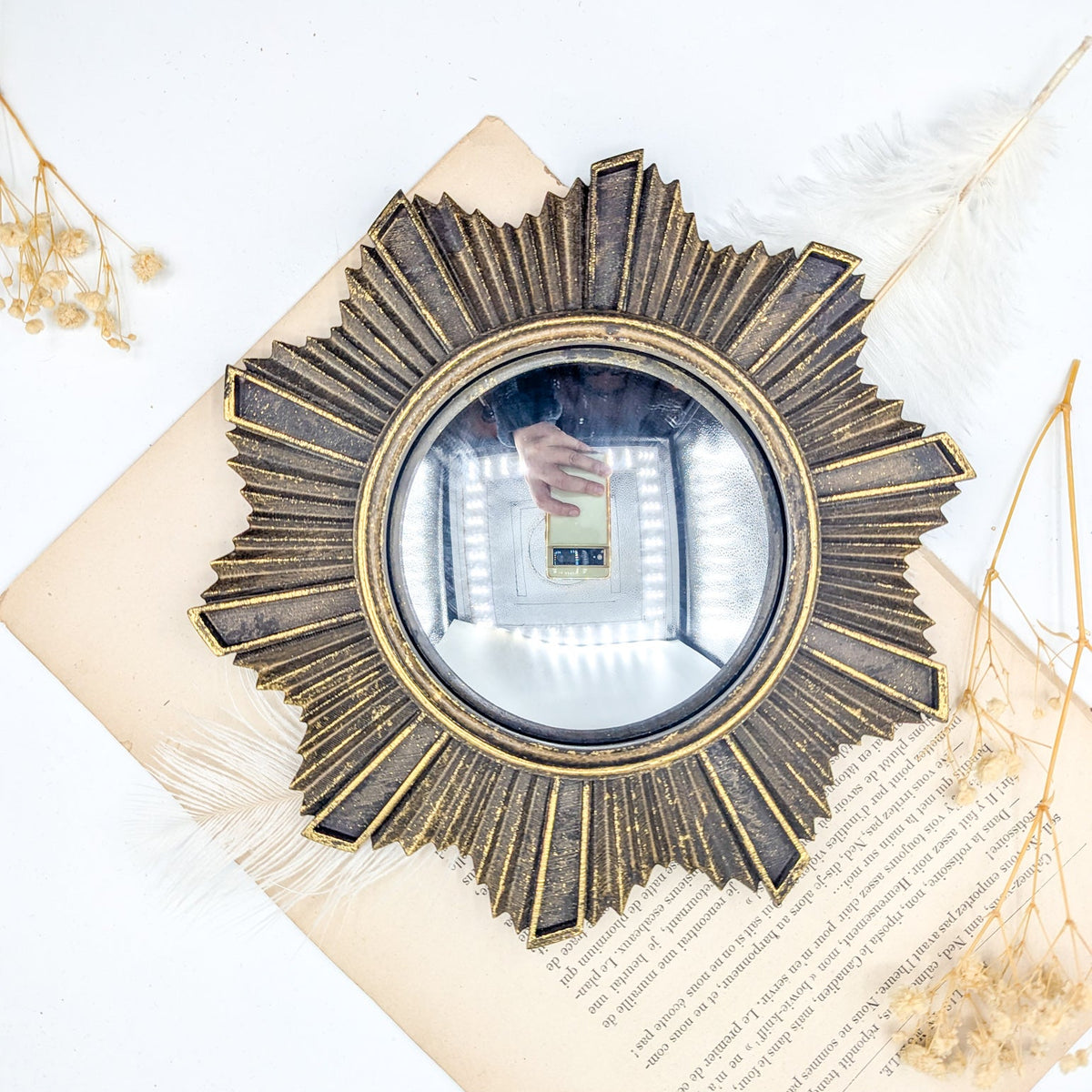Miroir convexe soleil sacré doré vieilli sur fond clair