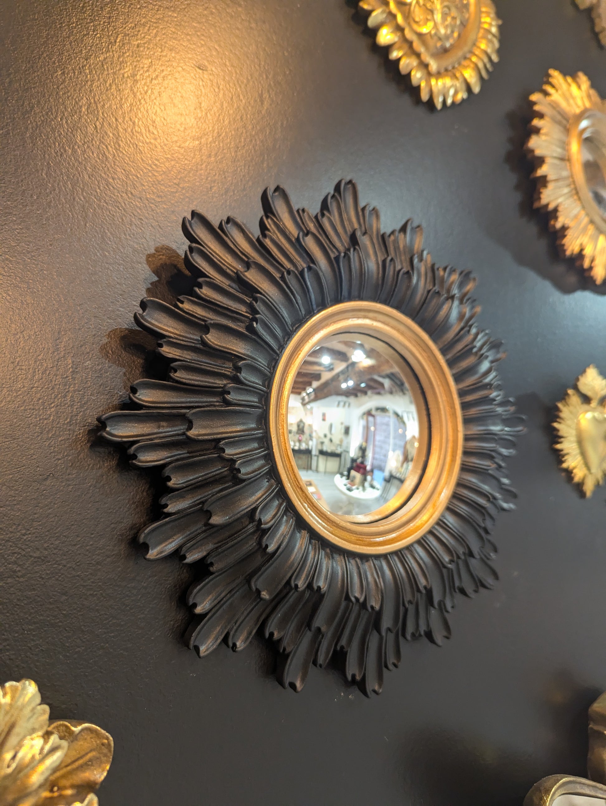 Détail liseré doré soleil rayonnant – miroir convexe noir antique artisanal