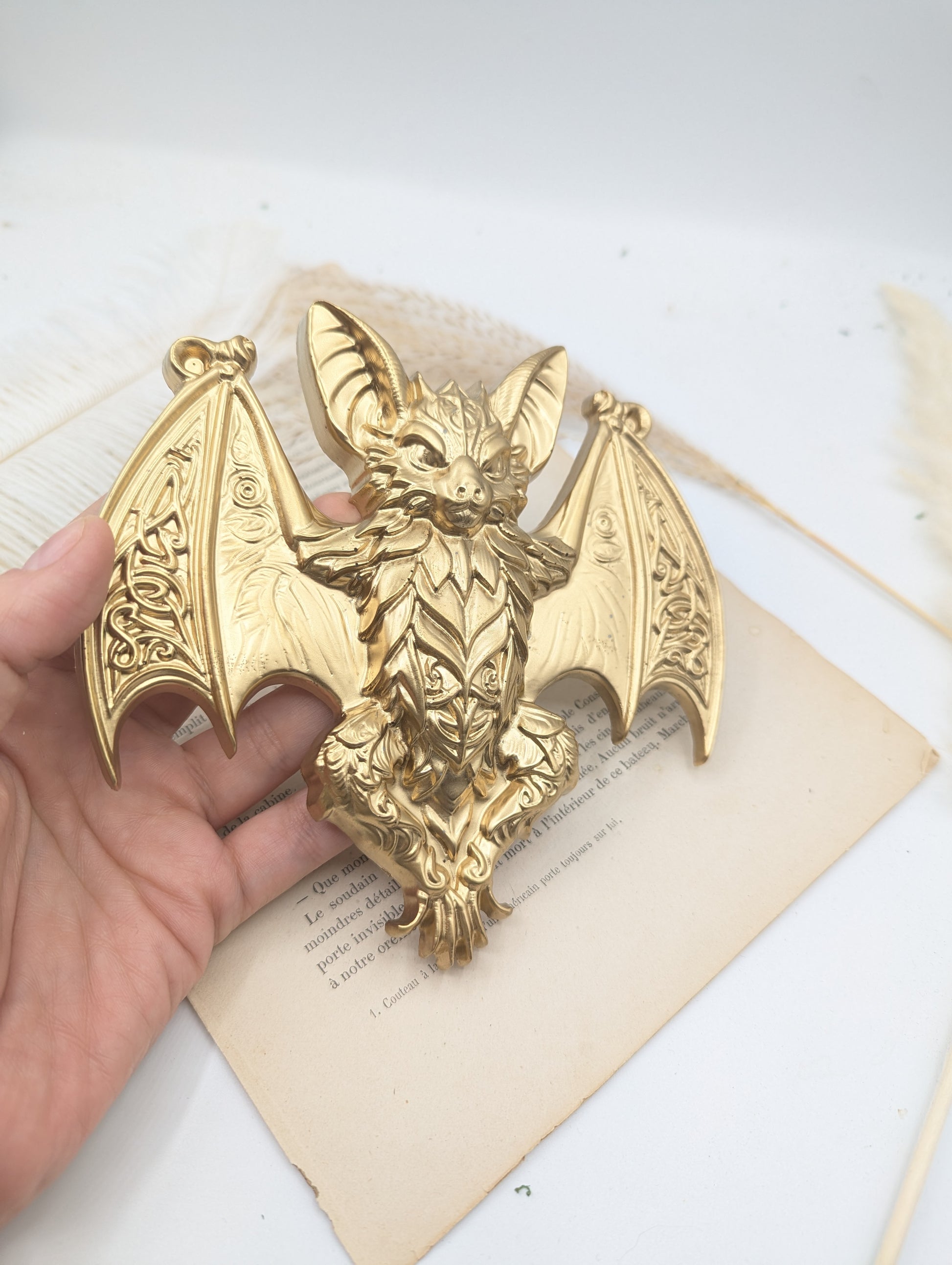 Chauve-souris dorée antique aux motifs celtiques, pièce murale gothique steampunk