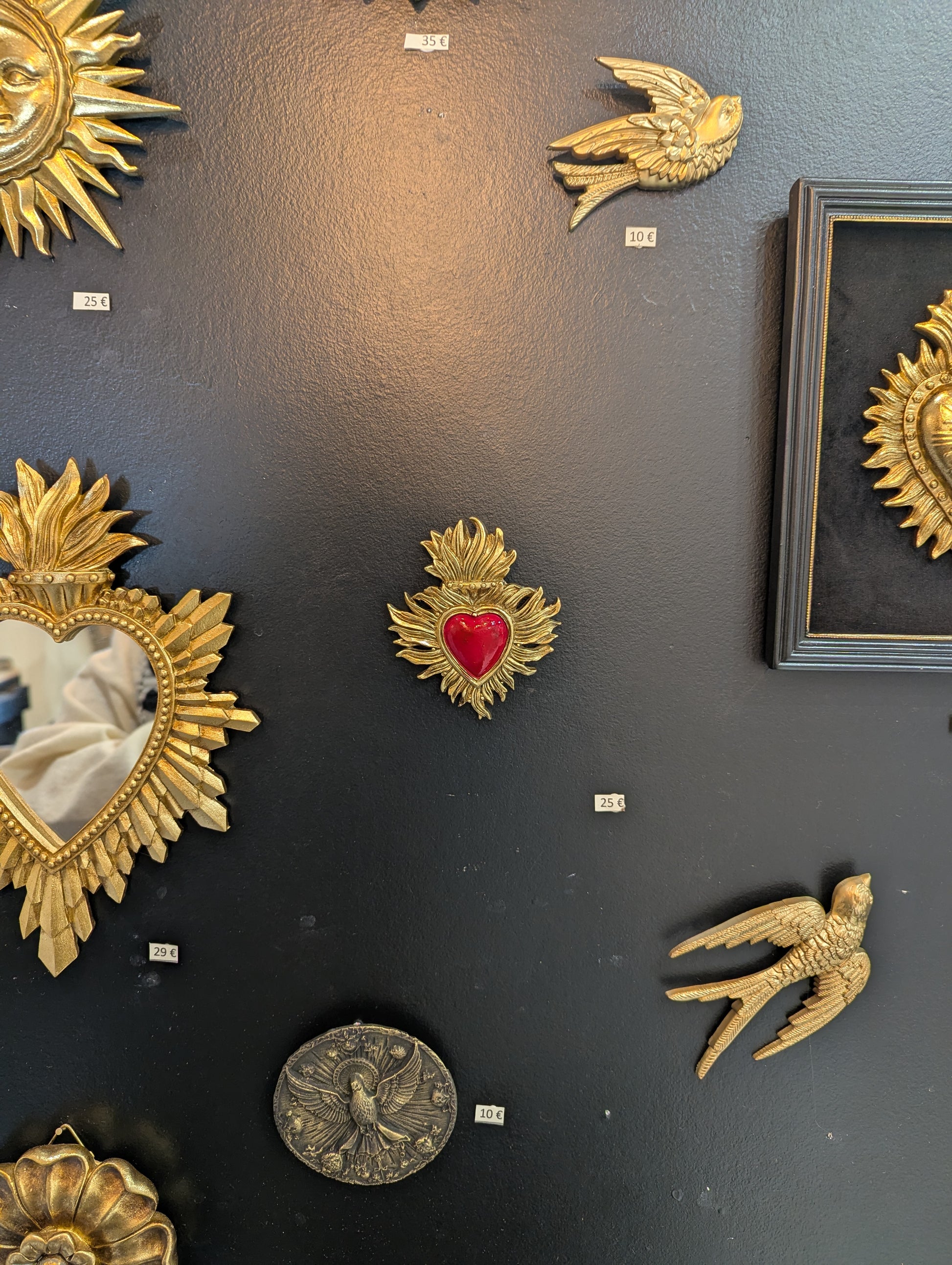 Cœur sacré ex-voto rouge et doré – vue d'ensemble accrochage mural