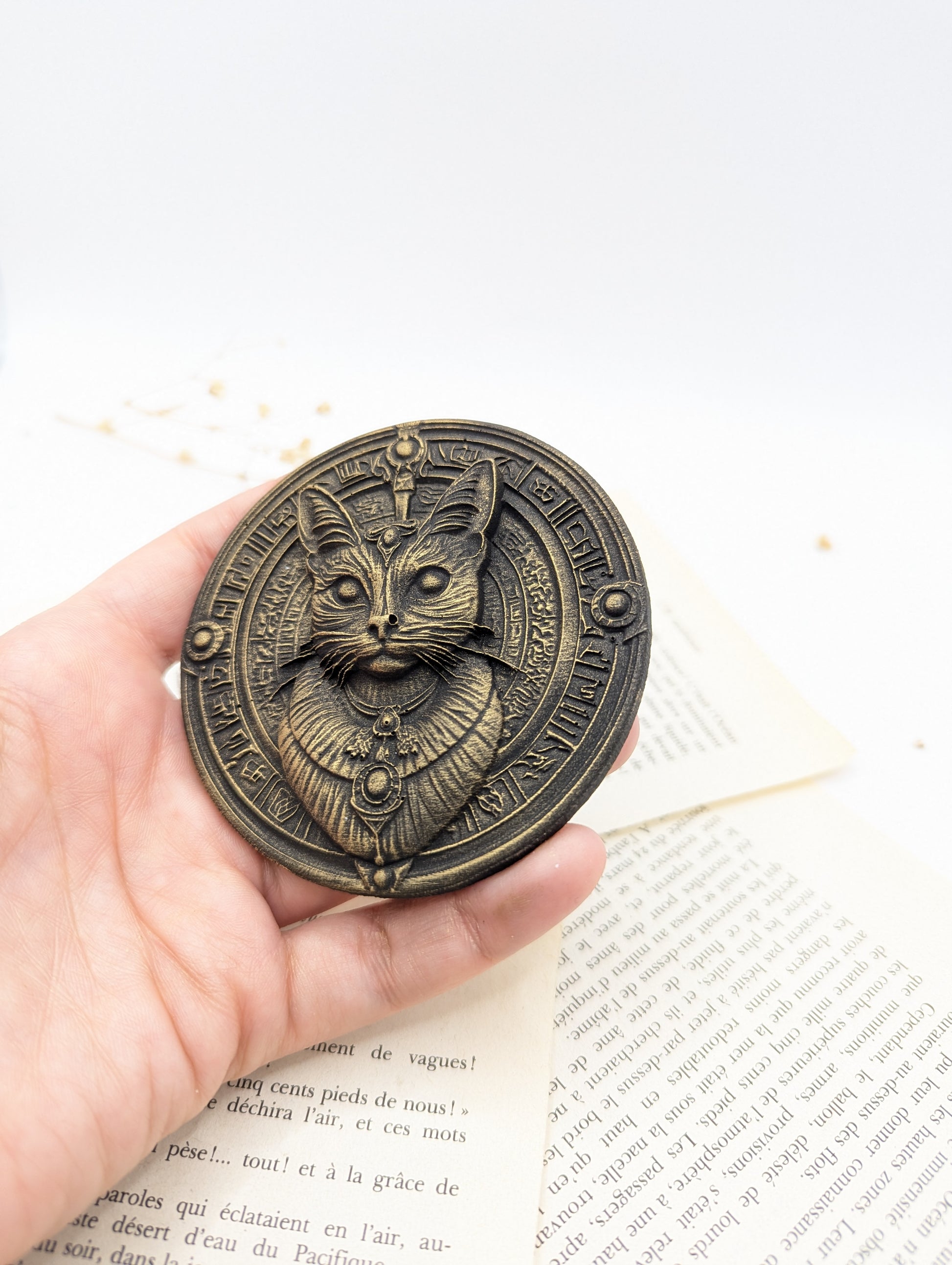Chat Bastet dans un médaillon noir antique, pièce murale mythologie égyptienne