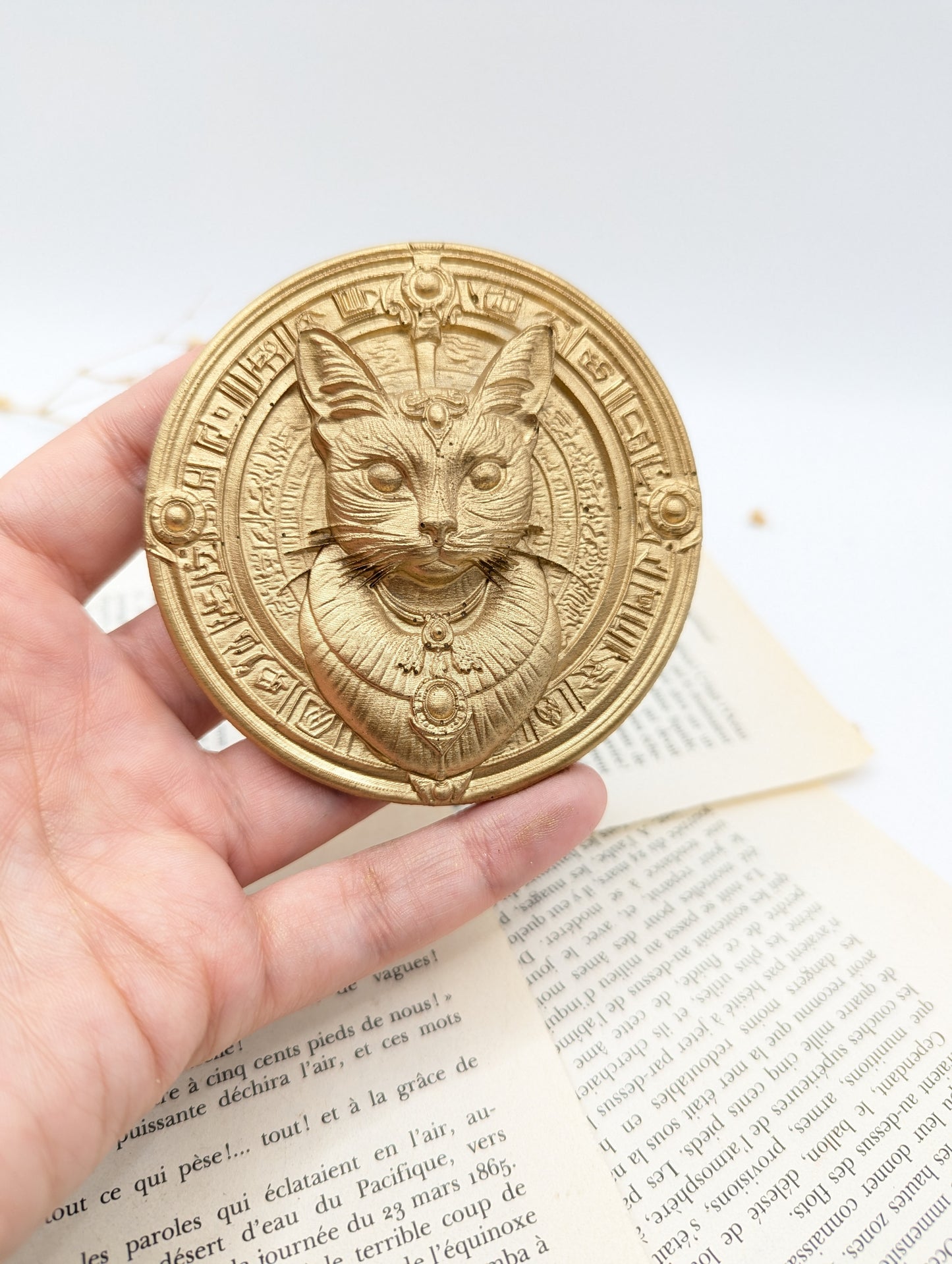 Chat Bastet dans un médaillon doré antique, pièce murale mythologie égyptienne
