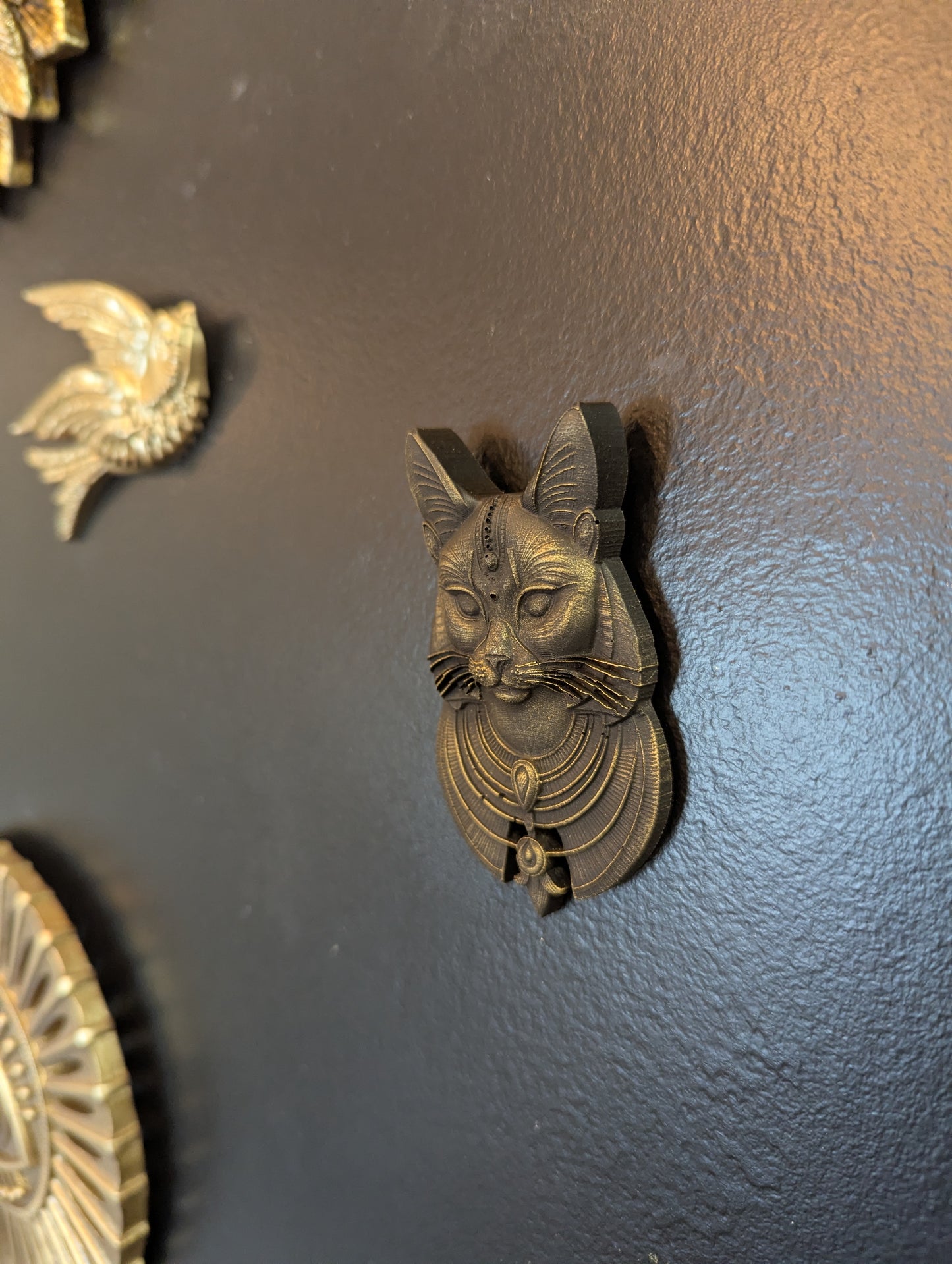 Portrait de la déesse Bastet en noir antique, pièce murale mythologie égyptienne