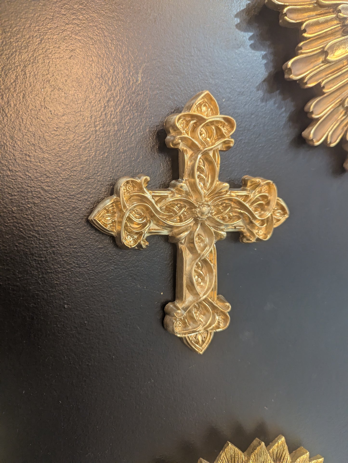 decoration murale croix catholique baroque or