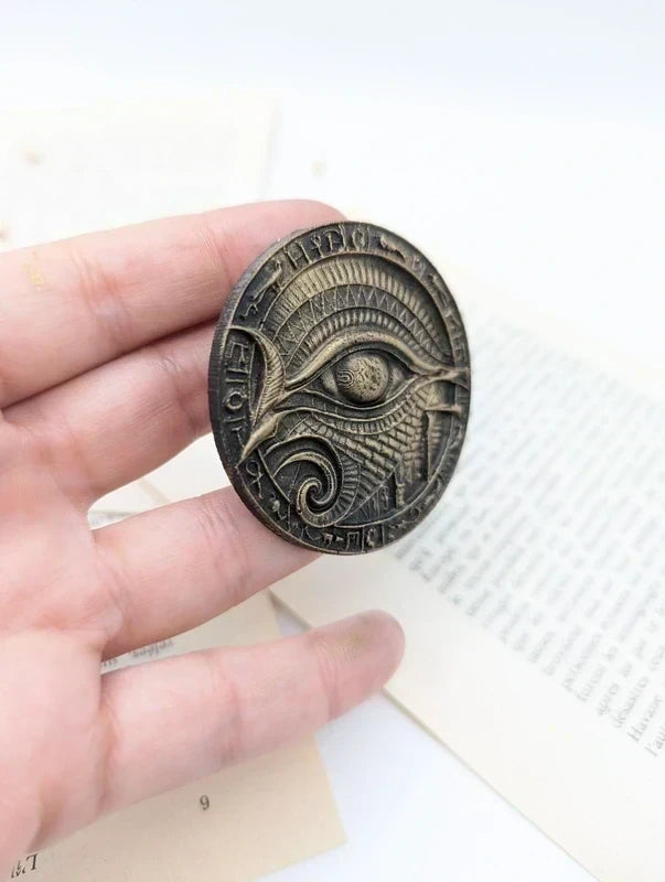 Cabinet de curiosité – amulette œil d'Osiris, art et mythologie égyptienne