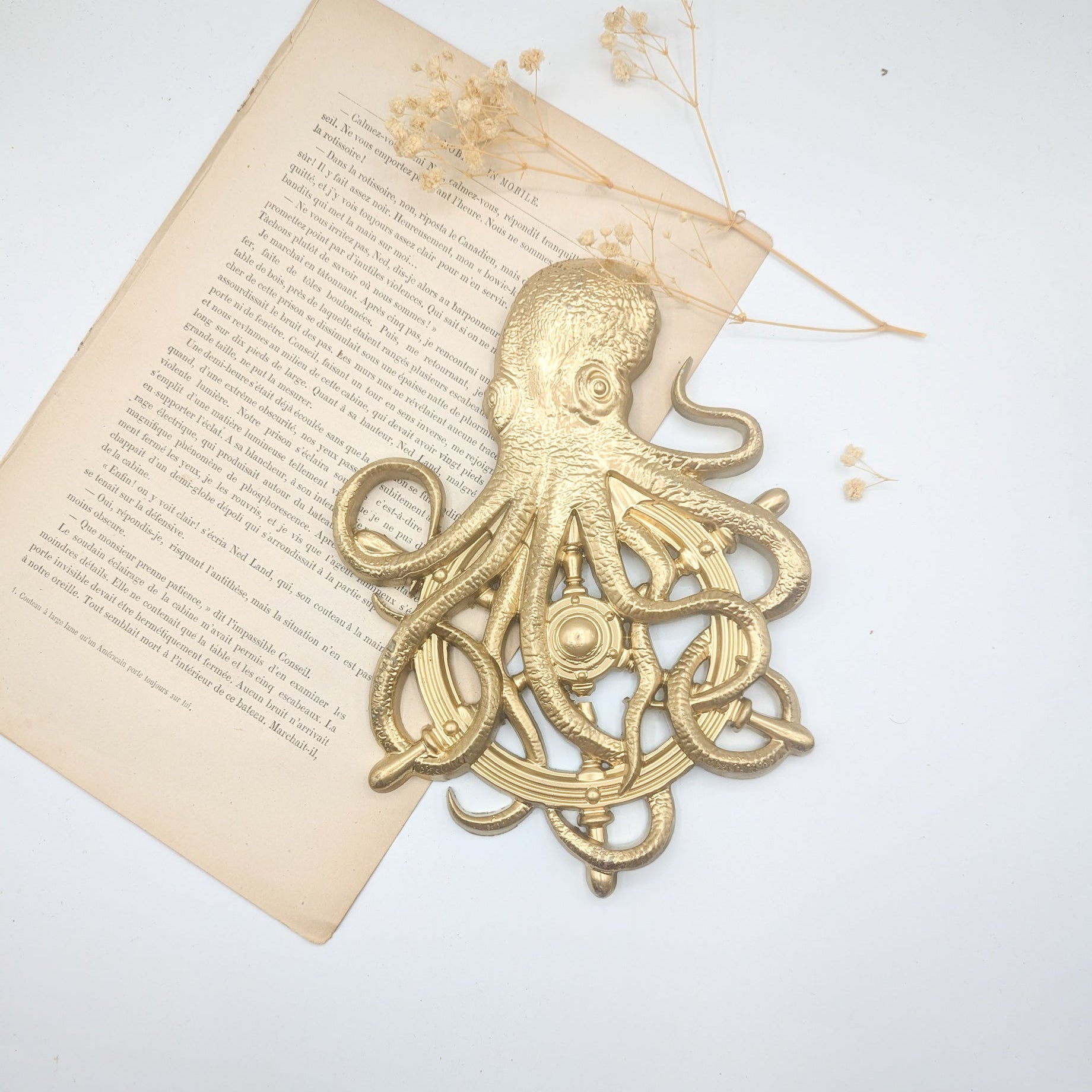 Pieuvre dorée sur gouvernail en décoration murale marine style cabinet de curiosités pirate