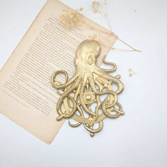 Pieuvre dorée sur gouvernail en décoration murale marine style cabinet de curiosités pirate