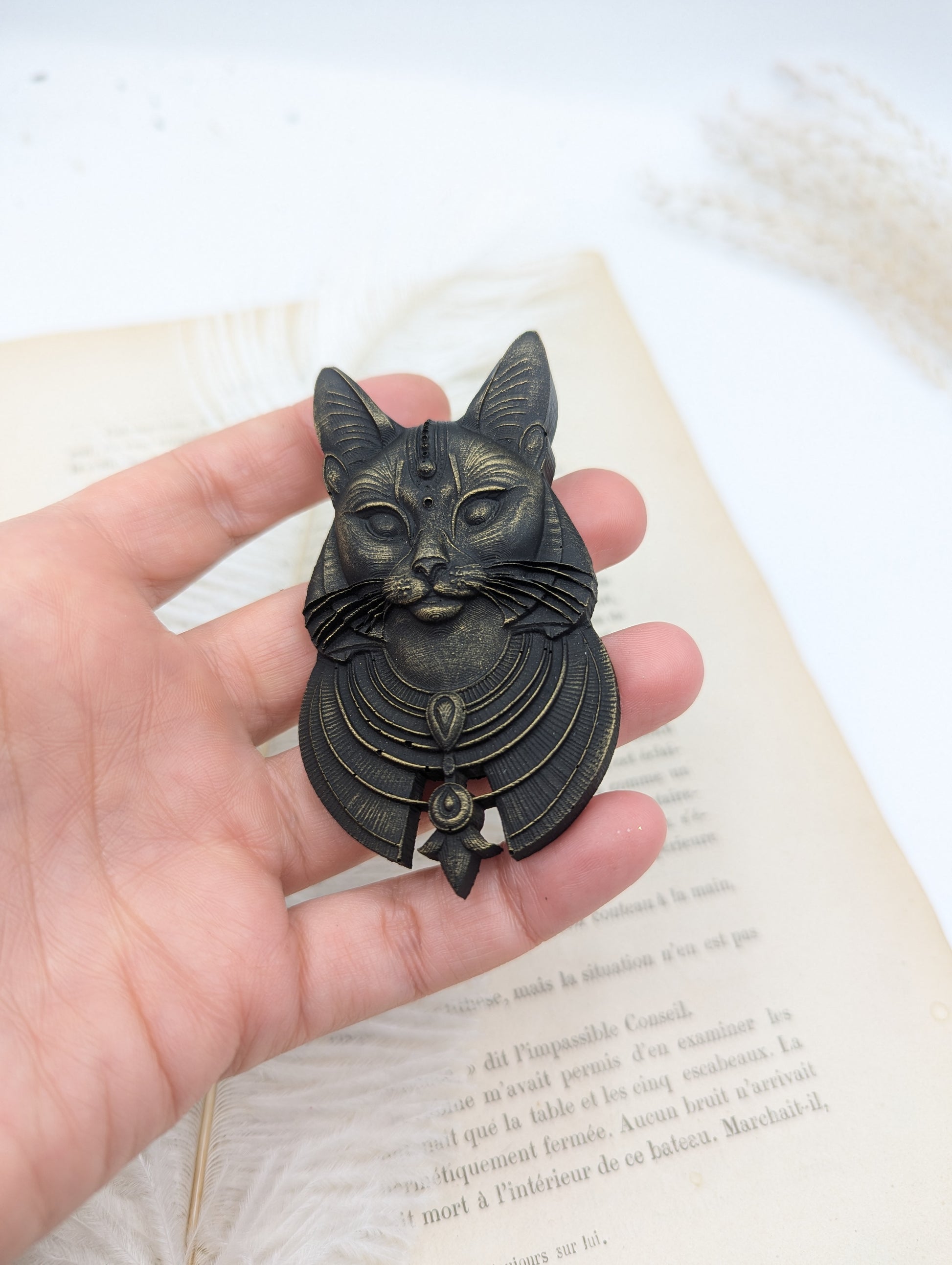 Portrait de Bastet déesse chat en noir antique – décoration murale mythologie égyptienne