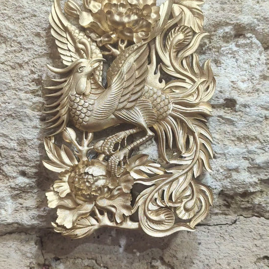 Phénix décoratif doré symbole de renaissance en décoration murale fantastique