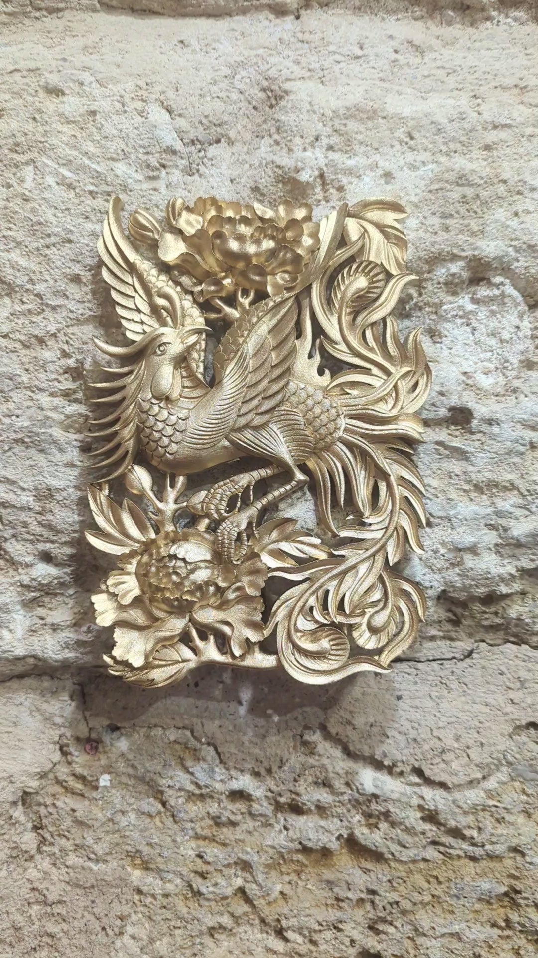 Phénix décoratif doré symbole de renaissance en décoration murale fantastique