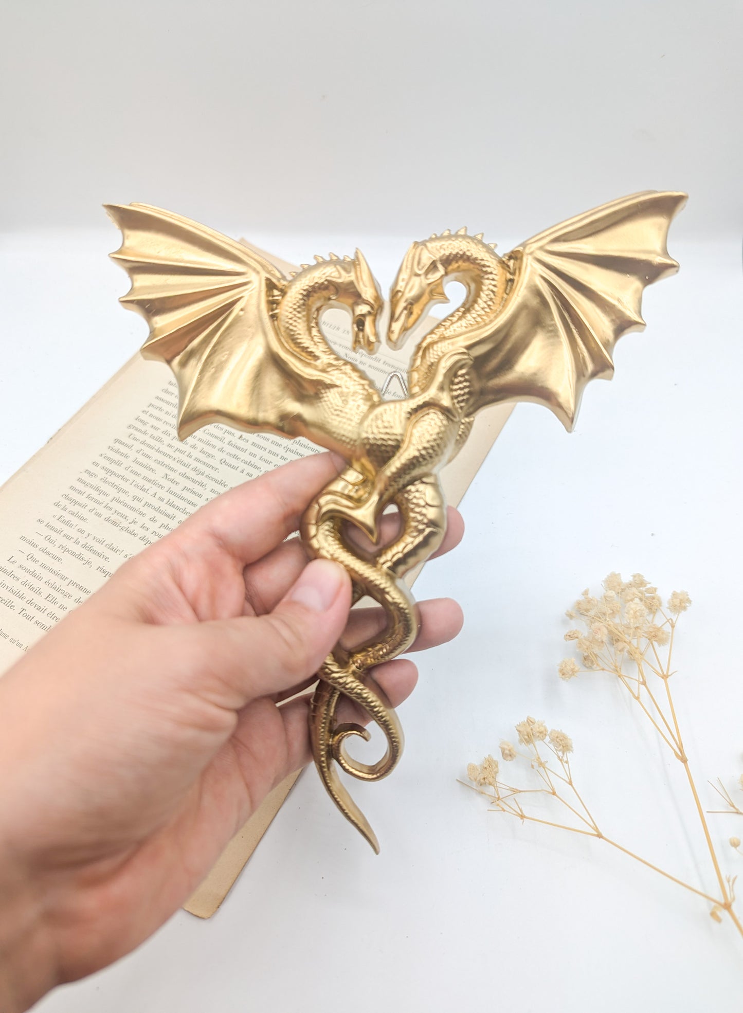 Sculpture murale dragons dorés style médiéval et cabinet de curiosités fantastique