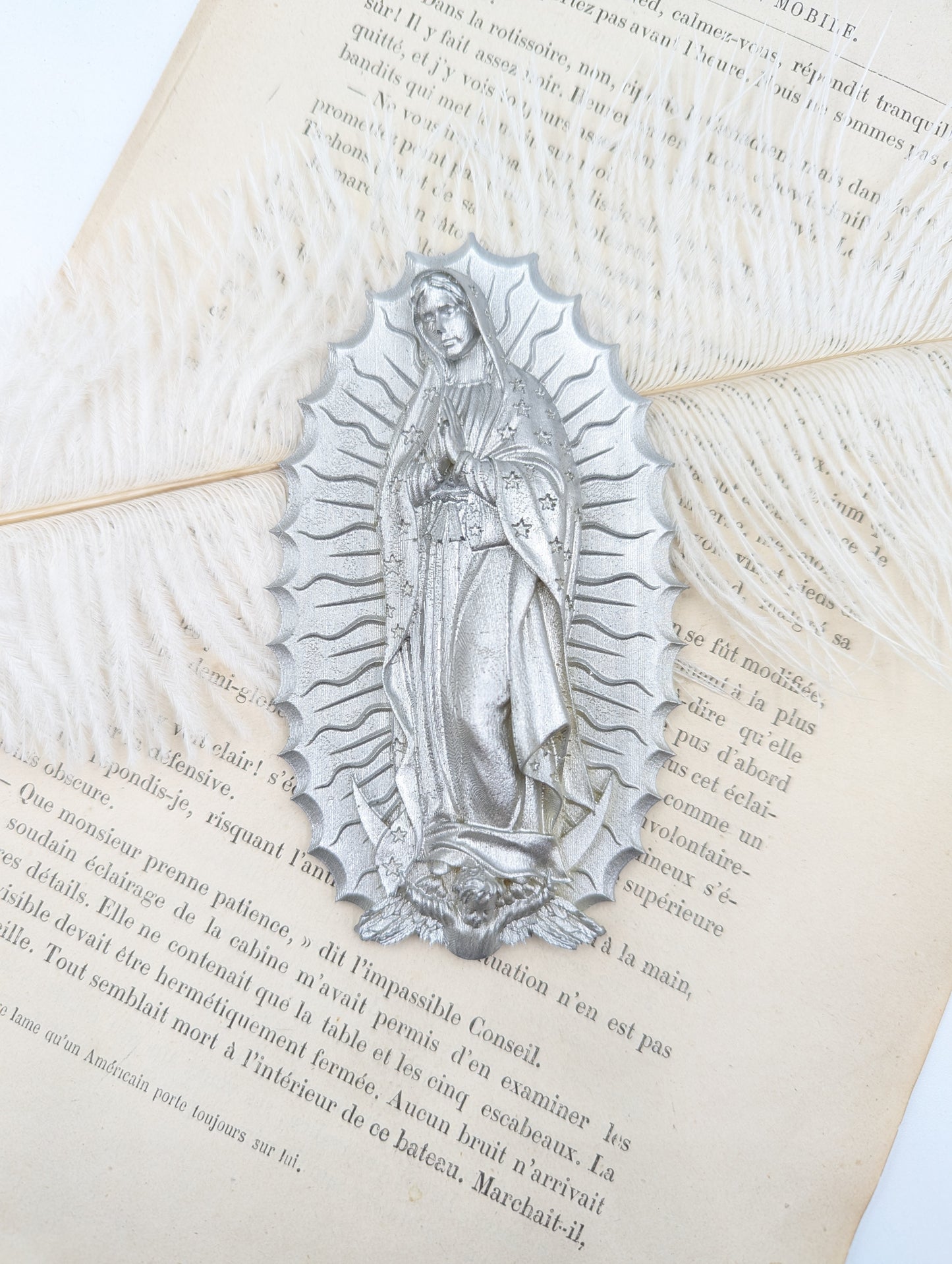 Décoration murale Vierge de Guadalupe dorée dans un décor mexicain et cabinet de curiosité