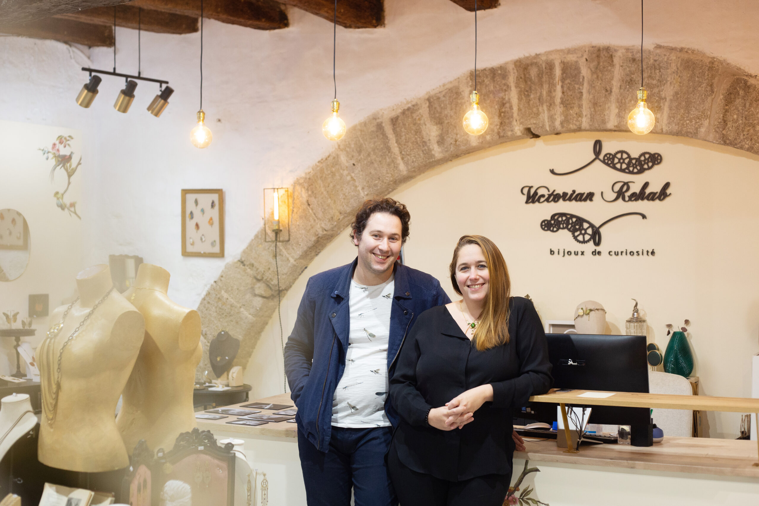 Laetitia Konig et Jonathan izzo dans leur boutique Victorian rehab à pezenas. Bijouterie veritables ailes de papillon et cabinet de curiosité